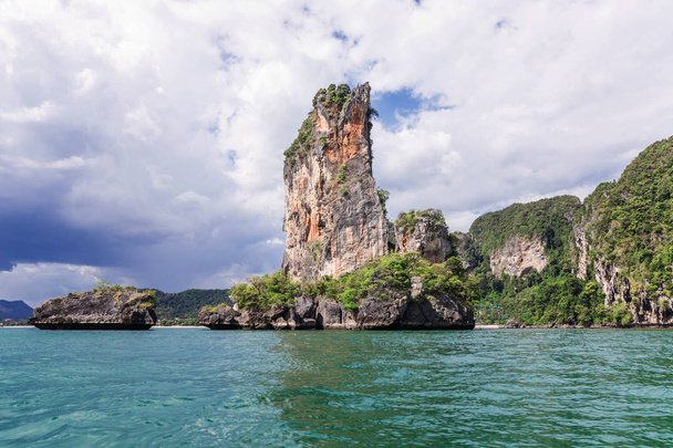 Popular travel tropical karst rocks - Foto, Bild