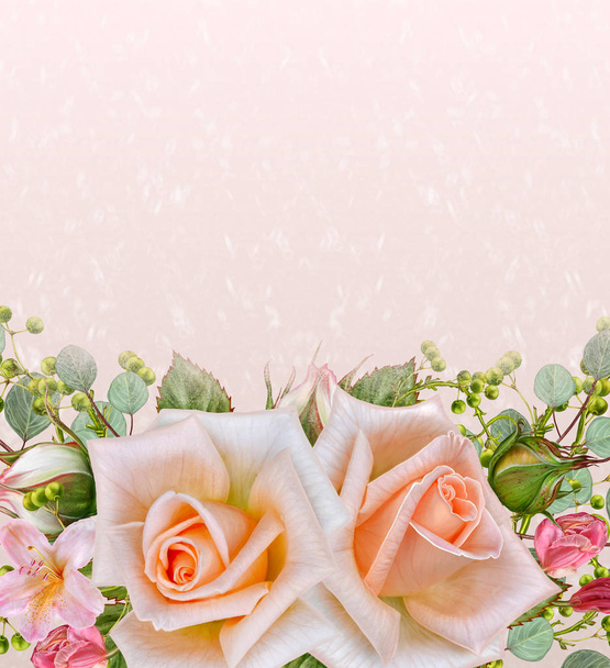 Florale achtergrond. Groet vintage briefkaart, pastel Toon, oude stijl. Bloemstuk van roze rozen. - Foto, afbeelding