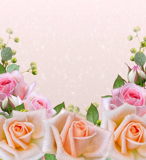 Floraler Hintergrund. Grußkarte, Pastellton, alter Stil. Blumenarrangement aus rosa Rosen. - Foto, Bild