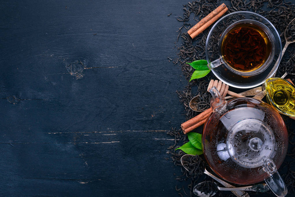 Black and green tea with lemon, honey, cinnamon and ginger. Hot drink Top view. Copy space. - Foto, immagini