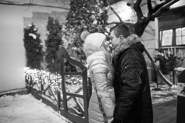 Młoda para szczęśliwy w miłości na zewnątrz. kochający mężczyzna i kobieta na spacer po mieście - Zdjęcie, obraz