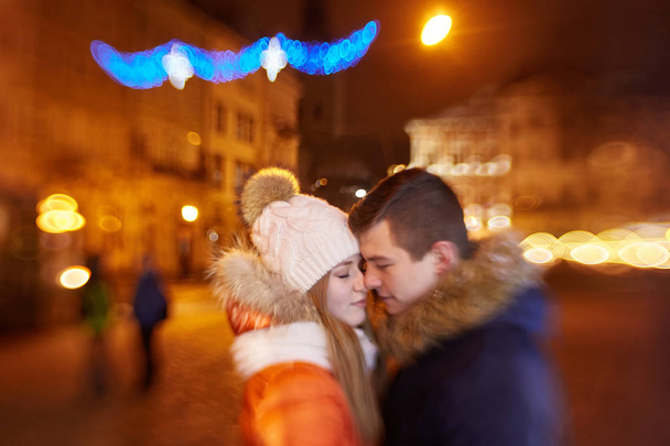Молодая счастливая пара, влюбленная на улице. любящий мужчина и женщина на прогулке по городу. Селективный эффект фокусировки
 - Фото, изображение
