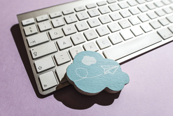 Cloud figure and keyboard - Foto, Bild