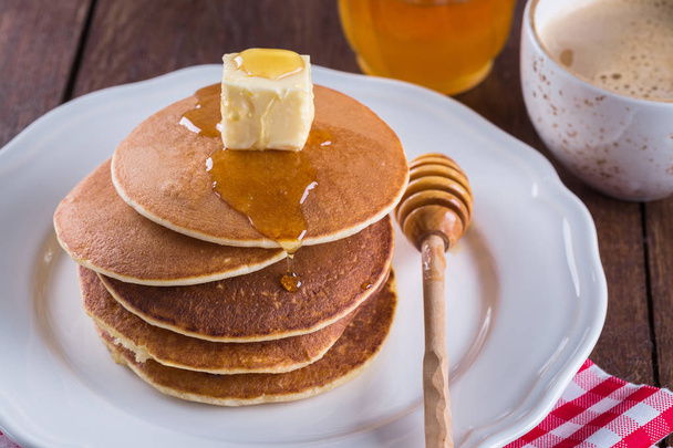 Pfannkuchen mit Honig, Butter, Haufen - Foto, Bild
