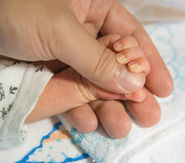 novorozené dítě ruku na mužské ruce - Fotografie, Obrázek