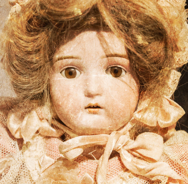 Muñeca abandonada con ojos de vidrio
 - Foto, imagen