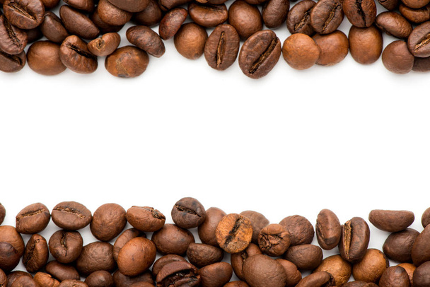 granos de café sobre fondo blanco - Foto, imagen