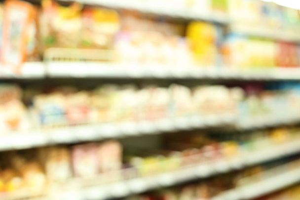 Variedad de diferentes alimentos para bebés en el supermercado, vista borrosa
 - Foto, imagen