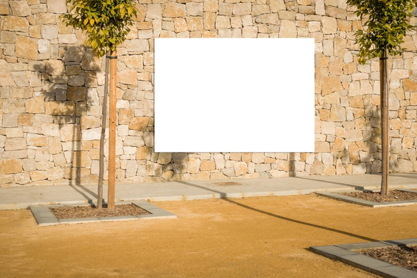 Нарисуй. Чистый билборд на открытом воздухе, наружная реклама, общественная доска информации на каменной стене
. - Фото, изображение