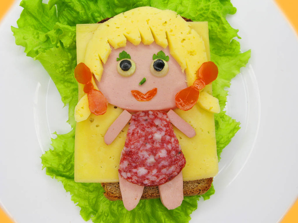 sandwich créatif avec saucisse et fromage servi sur laitue
 - Photo, image
