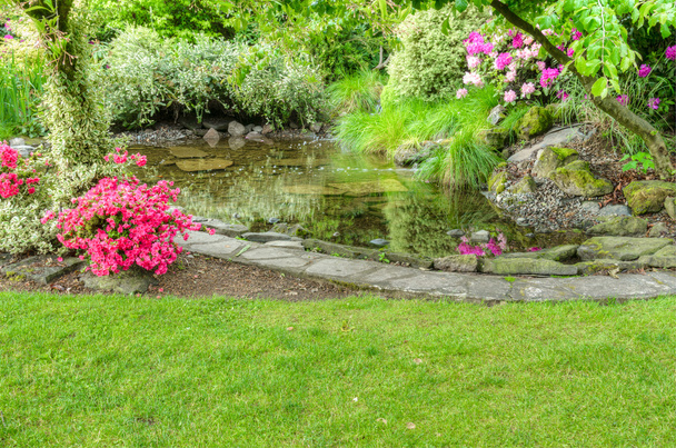 Landscaped garden scene with fish pond - Foto, imagen