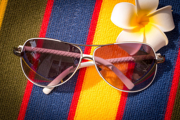 Sunglasses On Towel Shows Sunny Exotic Vacation - Foto, Imagem