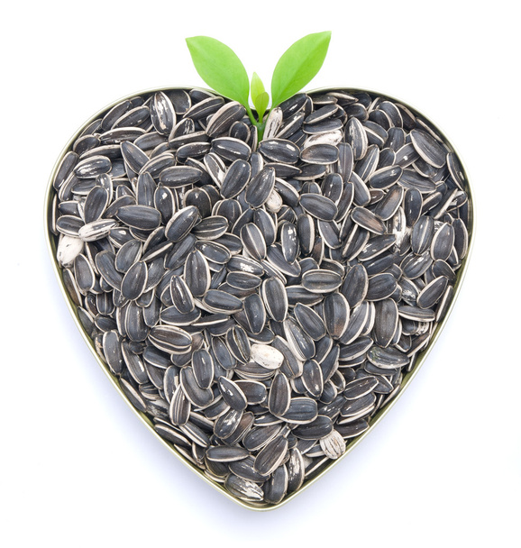 Corazón en forma de sabrosas semillas de girasol
 - Foto, imagen