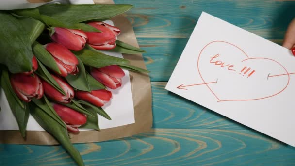 Bir ben lazım sana mesaj notu en iyi görünümünü ve Lale çiçek buketi ahşap bir masa üzerinde. Aşk ilişki kavramı. Saint Sevgililer günü. 4 k'dan fazla vurdu - Video, Çekim