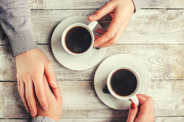 Una tazza di caffè nelle mani degli innamorati. Focus selettivo
.  - Foto, immagini