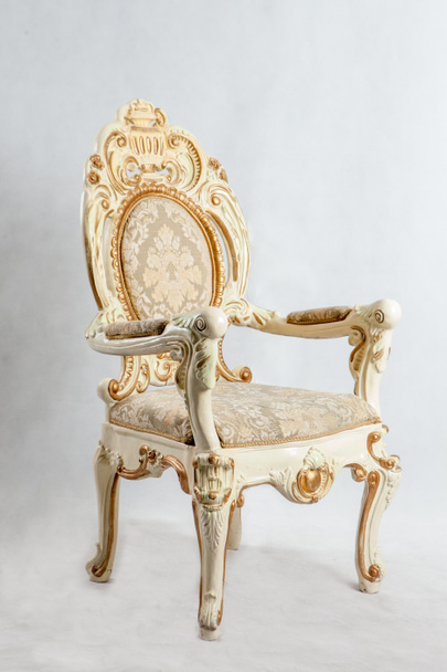 alter Stuhl mit teuren Mustern.  - Foto, Bild
