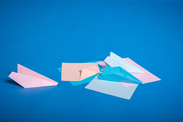 Platz für die Herstellung von Origami-Papierfliegern. blaue, blaue, rosa Origami-Flugzeuge - Foto, Bild