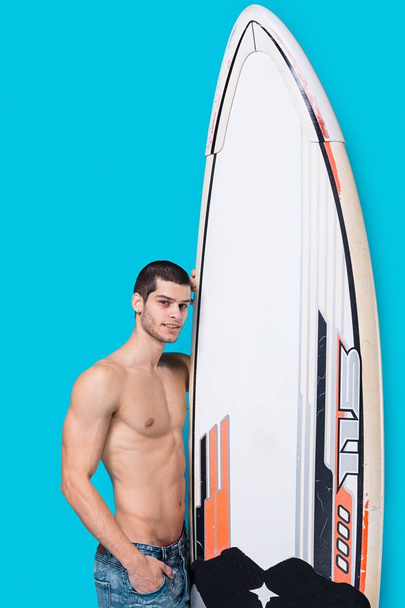 Atrakcyjne surfer posiadających deski surfingowej - Zdjęcie, obraz