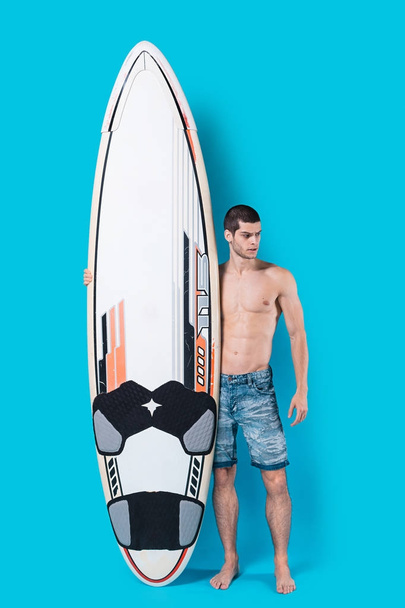 Çekici sörfçü bir surfboard holding - Fotoğraf, Görsel