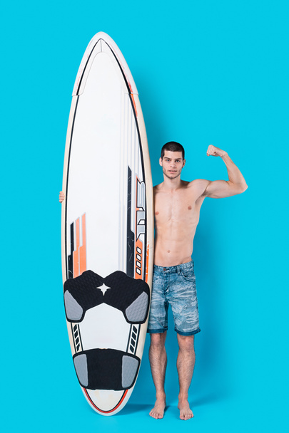 Sörfçü gücünü gösteren bir surfboard holding - Fotoğraf, Görsel