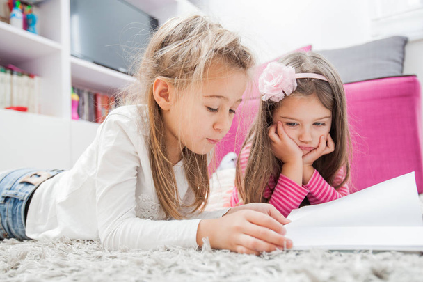 Little girls read book - Foto, Imagem