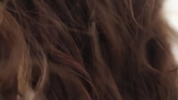 Кудрявые волосы, летящие на ветру
 - Кадры, видео