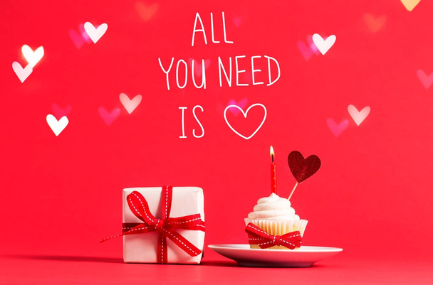 Όλα που χρειάζεστε είναι αγάπη μήνυμα με cupcake και καρδιά - Φωτογραφία, εικόνα