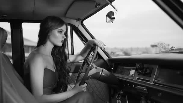 Elegáns modell ül egy retro autó. - Felvétel, videó
