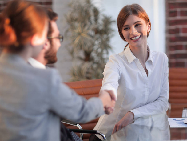 business woman greets the employee with a handshake, - Zdjęcie, obraz