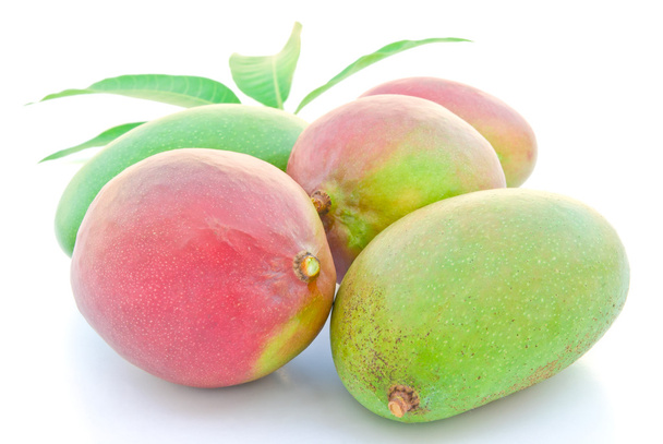 rode en groene mango's met uitknippad - Foto, afbeelding