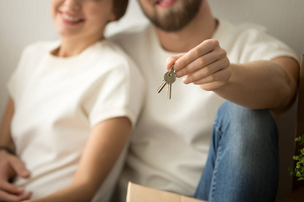 Щасливі нові домовласники пара тримає ключі від будинку, крупним планом
 - Фото, зображення