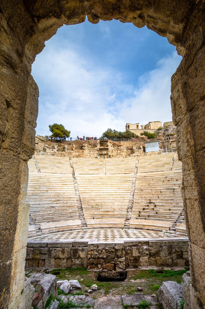 Akropolis, Atina, Yunanistan kalıntıları altında Herodion Atticus Tiyatrosu. - Fotoğraf, Görsel