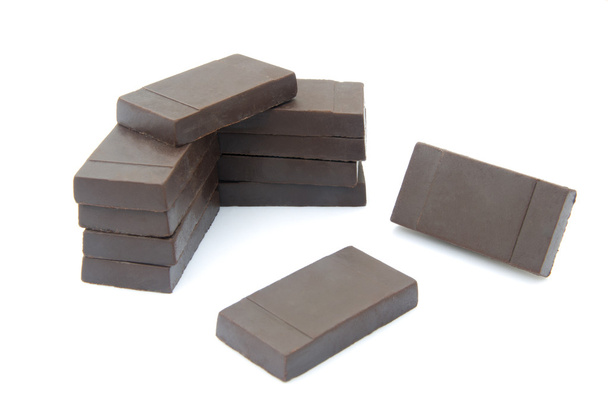 Čokoládové kousky na bílém pozadí - Fotografie, Obrázek