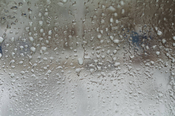 Gocce di pioggia e acqua congelata su fondo di vetro finestra
  - Foto, immagini