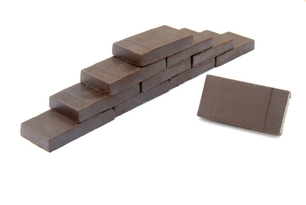chocolade blokken op witte achtergrond - Foto, afbeelding