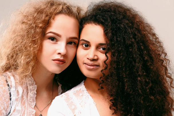 Портрет двух кудрявых девушек. Афро и блондинка
 - Фото, изображение