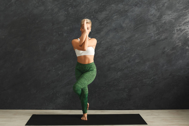 Kadın eğitim yoga kartal poz - Fotoğraf, Görsel