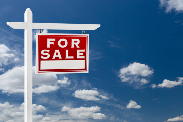 Derecho frente a la venta Real Estate Sign Over Blue Sky y nubes con espacio para su texto
. - Foto, Imagen
