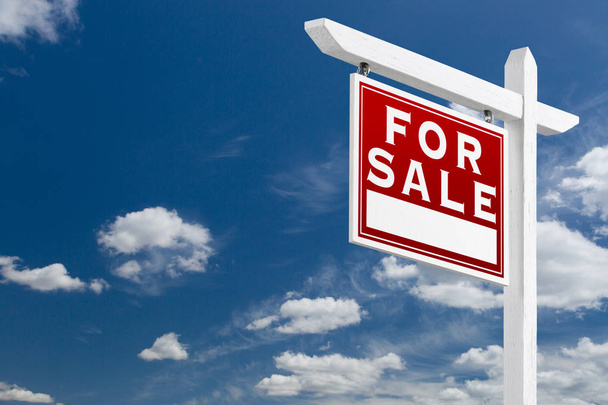 Frente esquerda para venda Sinal imobiliário sobre céu azul e nuvens com espaço para o seu texto
. - Foto, Imagem