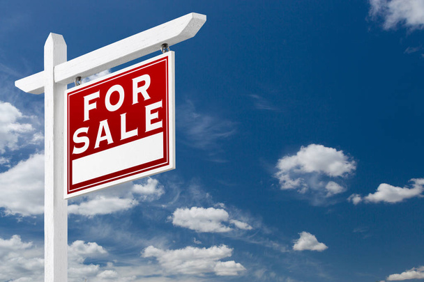 Derecho frente a la venta Real Estate Sign Over Blue Sky y nubes con espacio para su texto
. - Foto, imagen