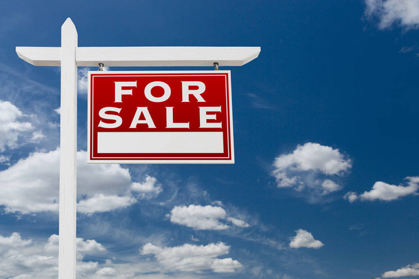 Derecho frente a la venta Real Estate Sign Over Blue Sky y nubes con espacio para su texto
. - Foto, Imagen