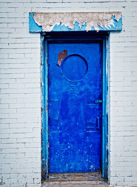 Παλαιά μπλε πόρτα και τοίχο από τούβλα - Φωτογραφία, εικόνα