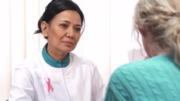 Piękne dojrzałe lekarka rozmawia z jej pacjenta - Materiał filmowy, wideo