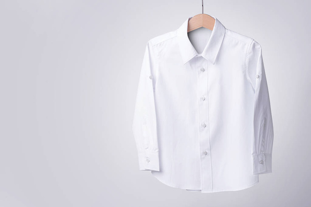 Άσπρο πουκάμισο σε λευκό φόντο. - Φωτογραφία, εικόνα