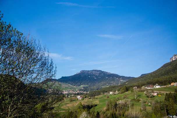 СЕІС ам-Шиліар, італійський місті Siusi Алло Sciliar, — на альпійських у Південний Тіроль, Італія - Фото, зображення