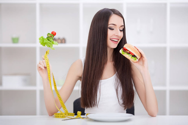 Dieta. Concepto de dieta. Chica elegir saludable vs comida chatarra
. - Foto, Imagen