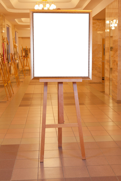 Moldura de imagem com tela branca cortada no cavalete
 - Foto, Imagem