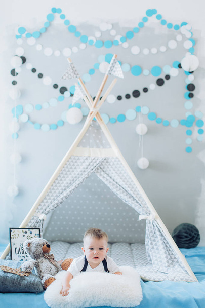 Adorable baby boy posing near tent with  Teddy bear at home - Foto, Imagem
