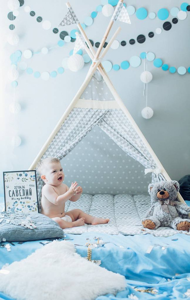 Adorable baby boy posing near tent with  Teddy bear at home - Foto, Bild