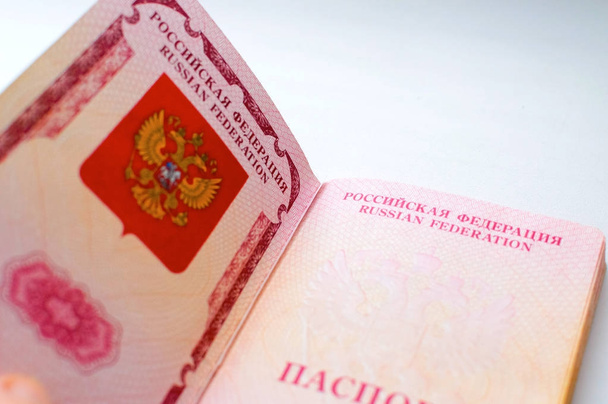 Abierto en la primera página pasaporte ruso sobre fondo blanco
 - Foto, imagen